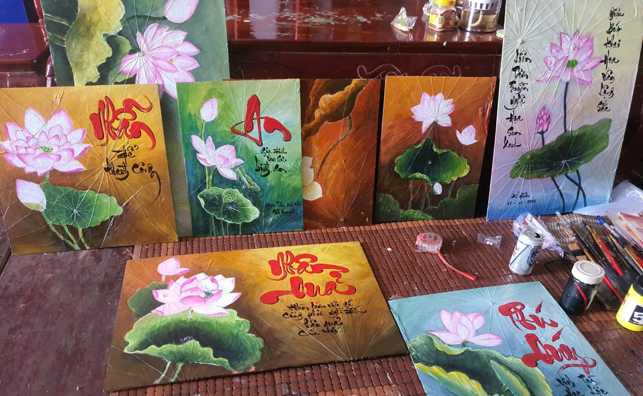 Dried lotus leaf paintings produced by trainees 